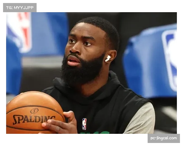 关键时刻特写:杰伦-布朗利用身体对抗扛开防守人,强硬突破打成2+1